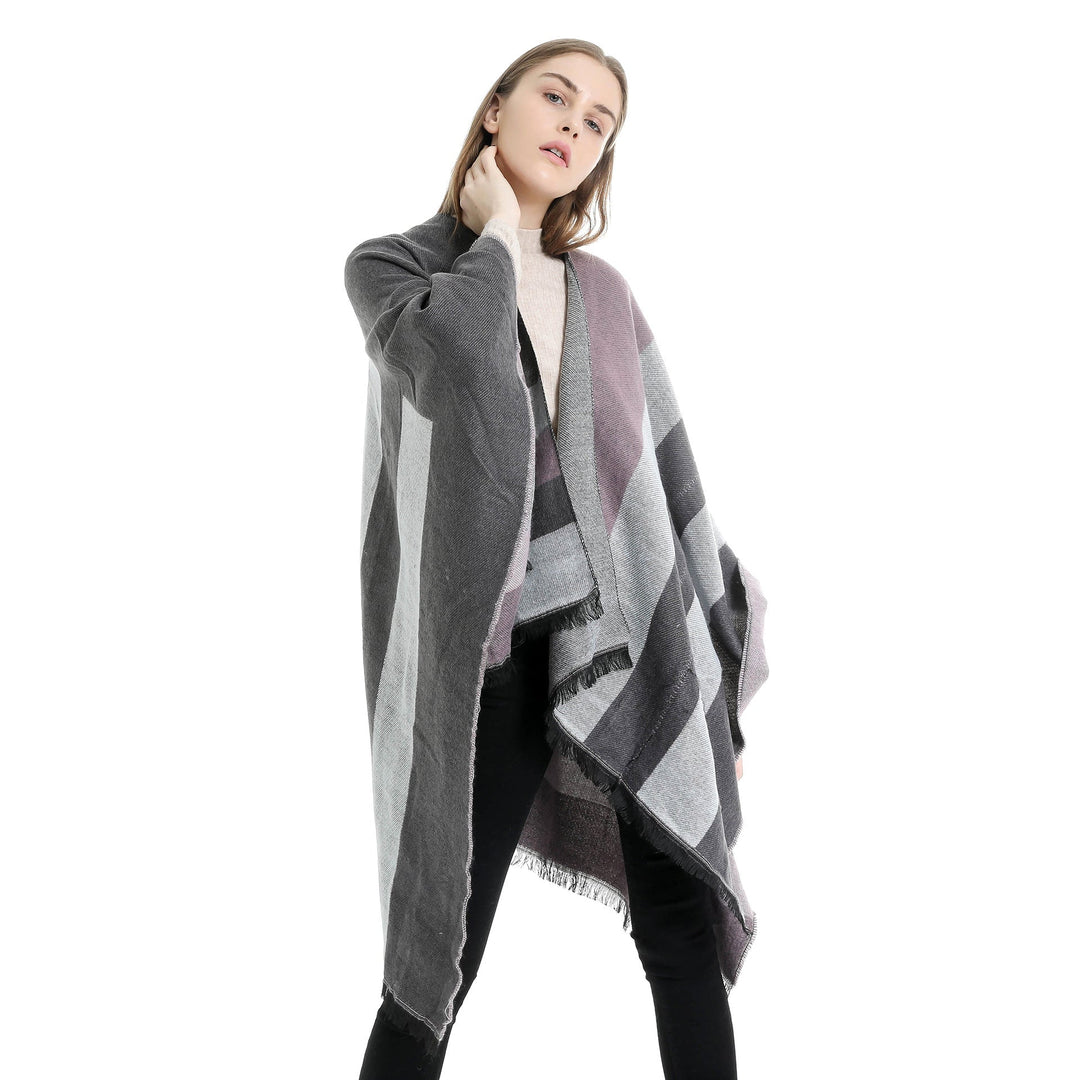 Dam Oversize Wrap Ruana i Diagonal Stripes med Fringe Edging