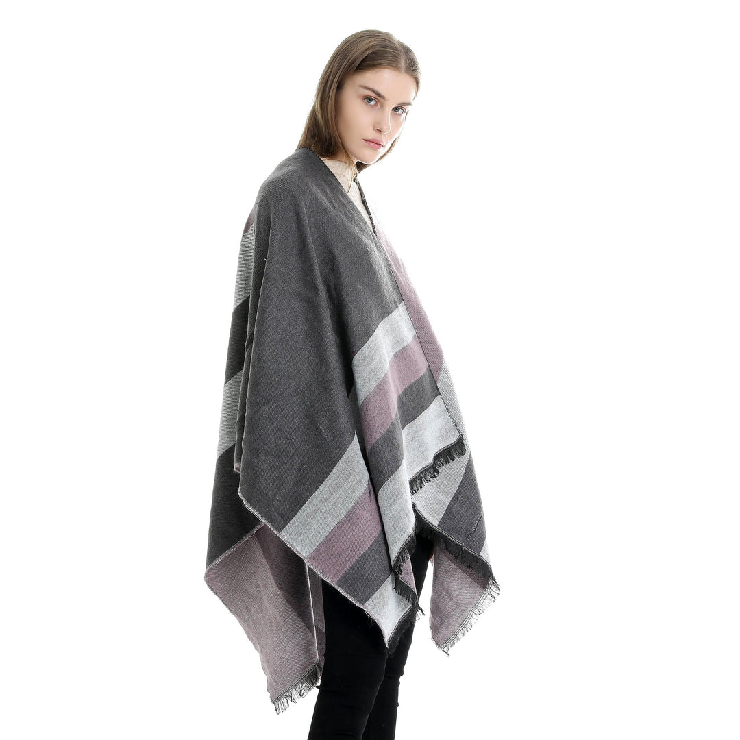Dam Oversize Wrap Ruana i Diagonal Stripes med Fringe Edging