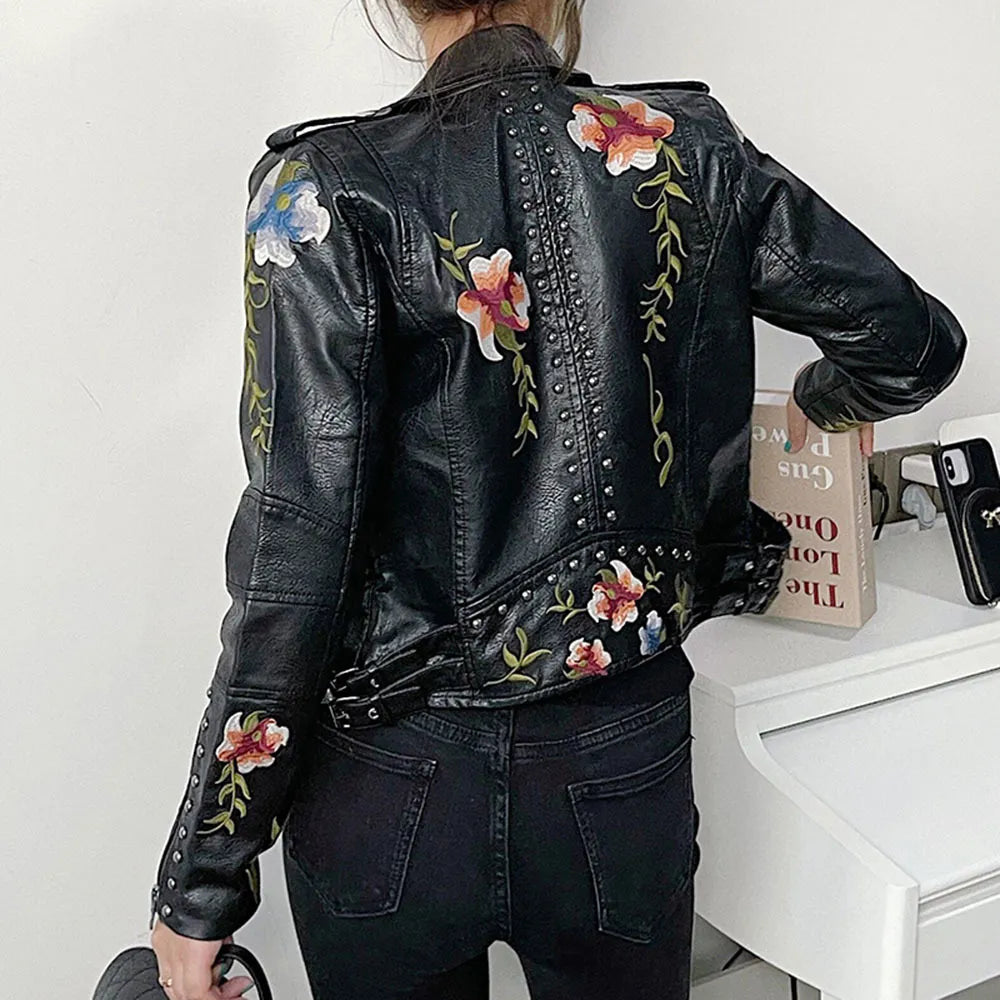 | Dam läder jacka med stud accent och floral mönster