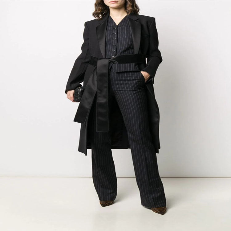 Dam Maxi Length kappa med Shawl krage, Satin Trim och knytband