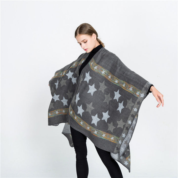 Dam Jacquard Ruana poncho med star jacquard och softly falling oversized silhuett