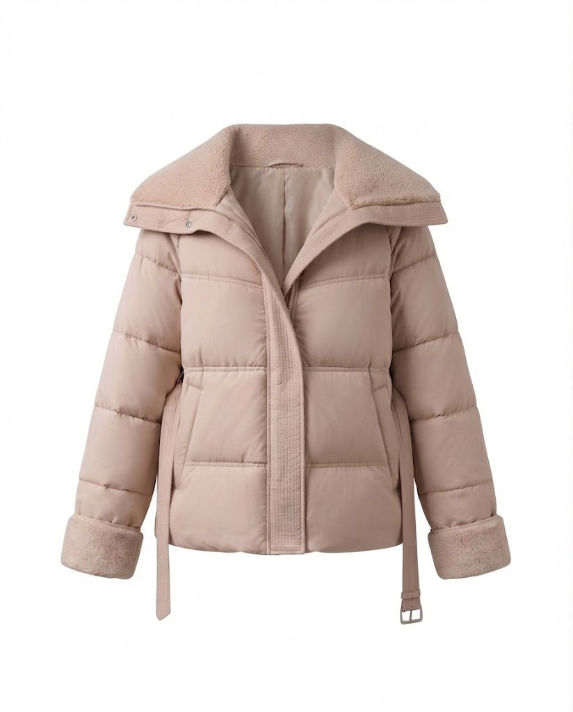 Dam Kort Vadderad Quiltad Parka med Voluminous Teddy Krage, Fitted Belt, och Dold Dragkedja