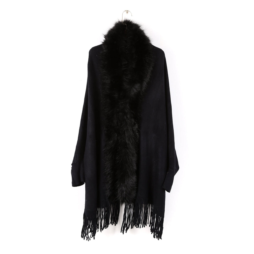 Dam poncho med fuskpälskrage och fringed fåll