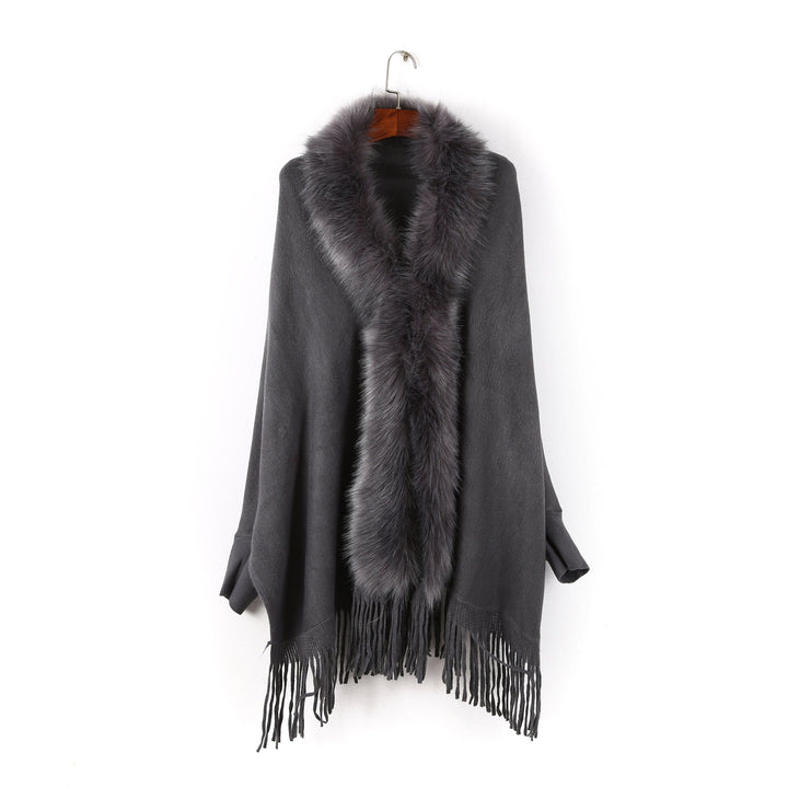 Dam poncho med fuskpälskrage och fringed fåll