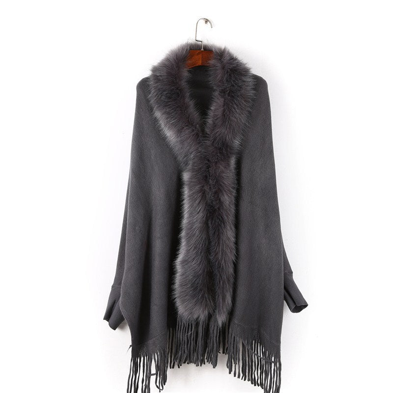 Dam poncho med fuskpälskrage och fringed fåll