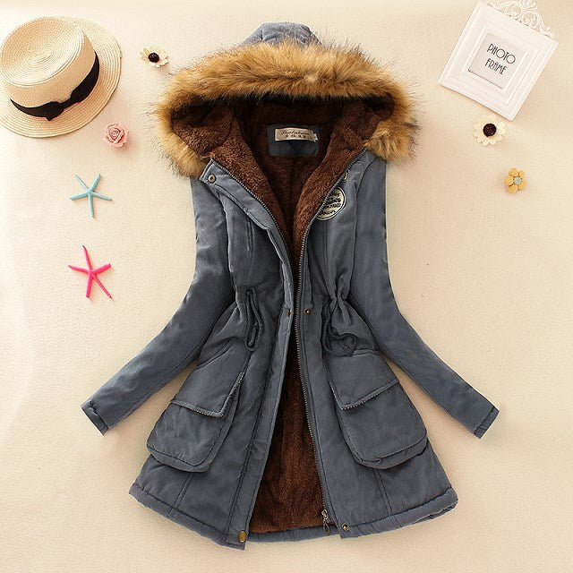 Dam vadderad vinter parka med mjuk fleece innerfoder, huva kant tillverkad av faux fur och adjustable drawstring