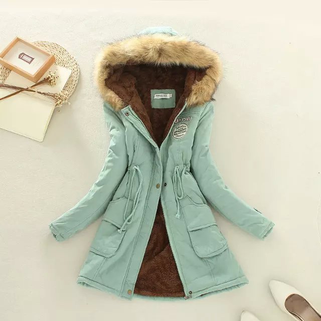 Dam vadderad vinter parka med mjuk fleece innerfoder, huva kant tillverkad av faux fur och adjustable drawstring