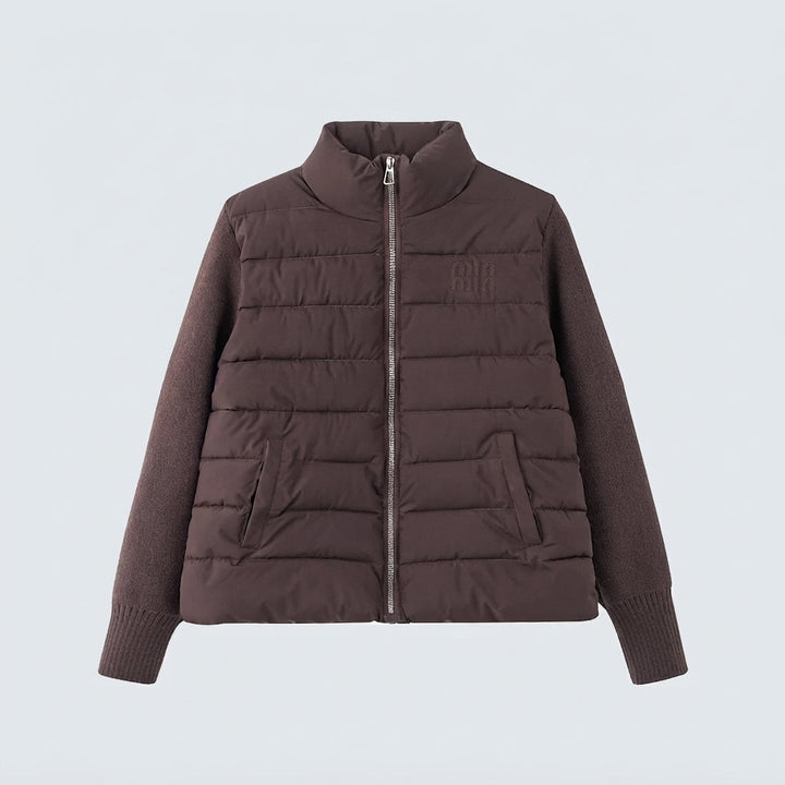 Dam Kort Skärning Hybrid Quiltad Kofta med Quiltad Front, Stickad Ärmar och Hög Stå Krage