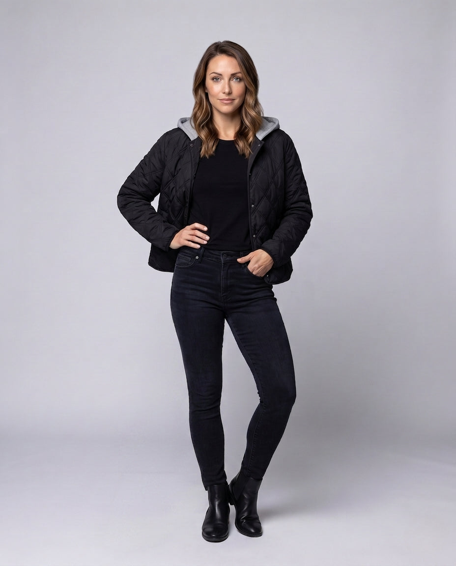 Dam Kort Quiltad Blouson med Fine Diamant Quilting, Huva Foder, och Värmande Termisk Padding.
