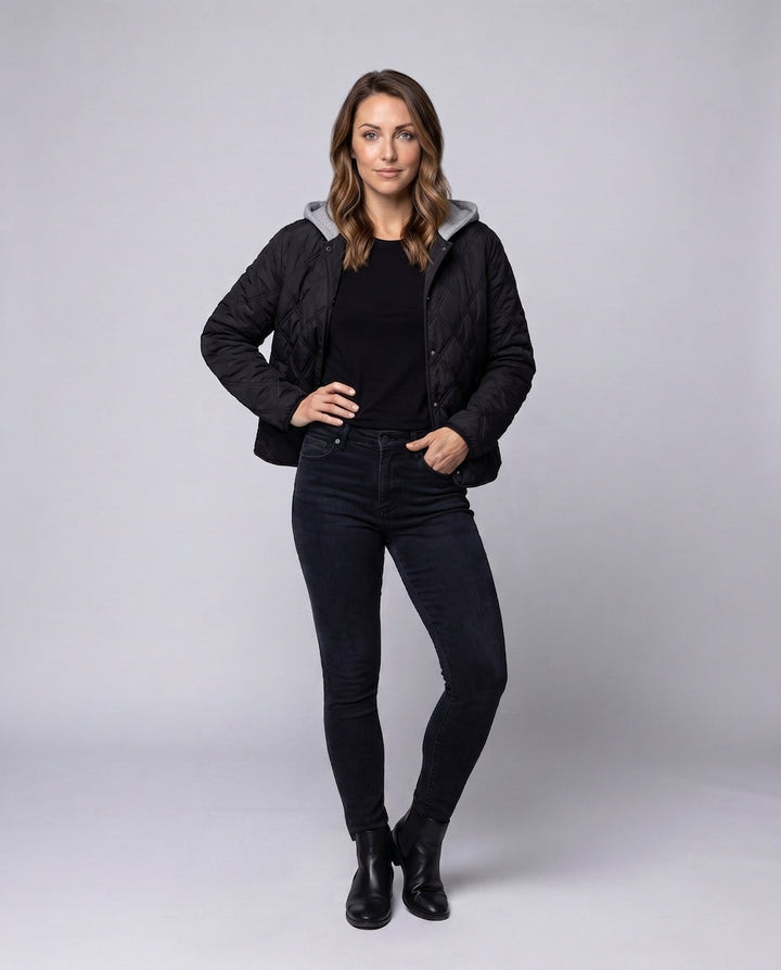 Dam Kort Quiltad Blouson med Fine Diamant Quilting, Huva Foder, och Värmande Termisk Padding.