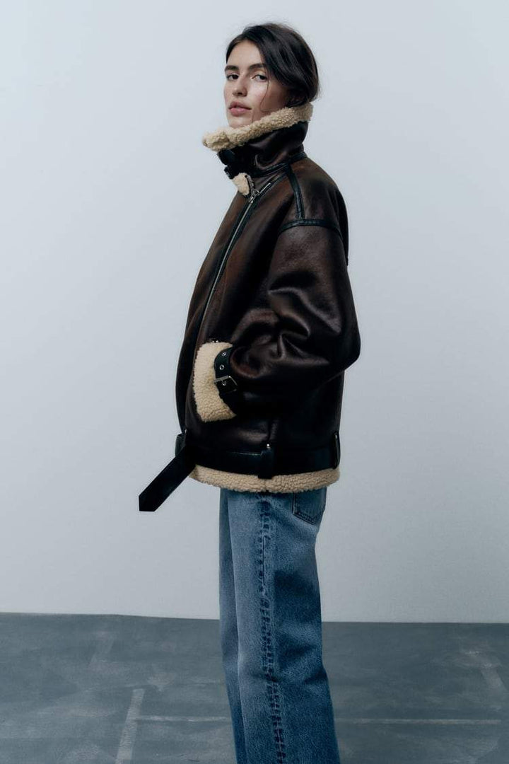 | Jacka med Lapel tillverkad av Synthetic Material