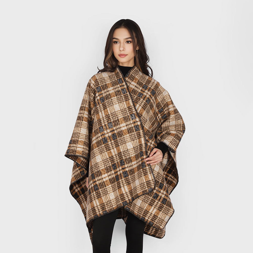 Dam Oversize Check Cape tillverkad av mjuk ullblandning med kontrasterande overlock seam