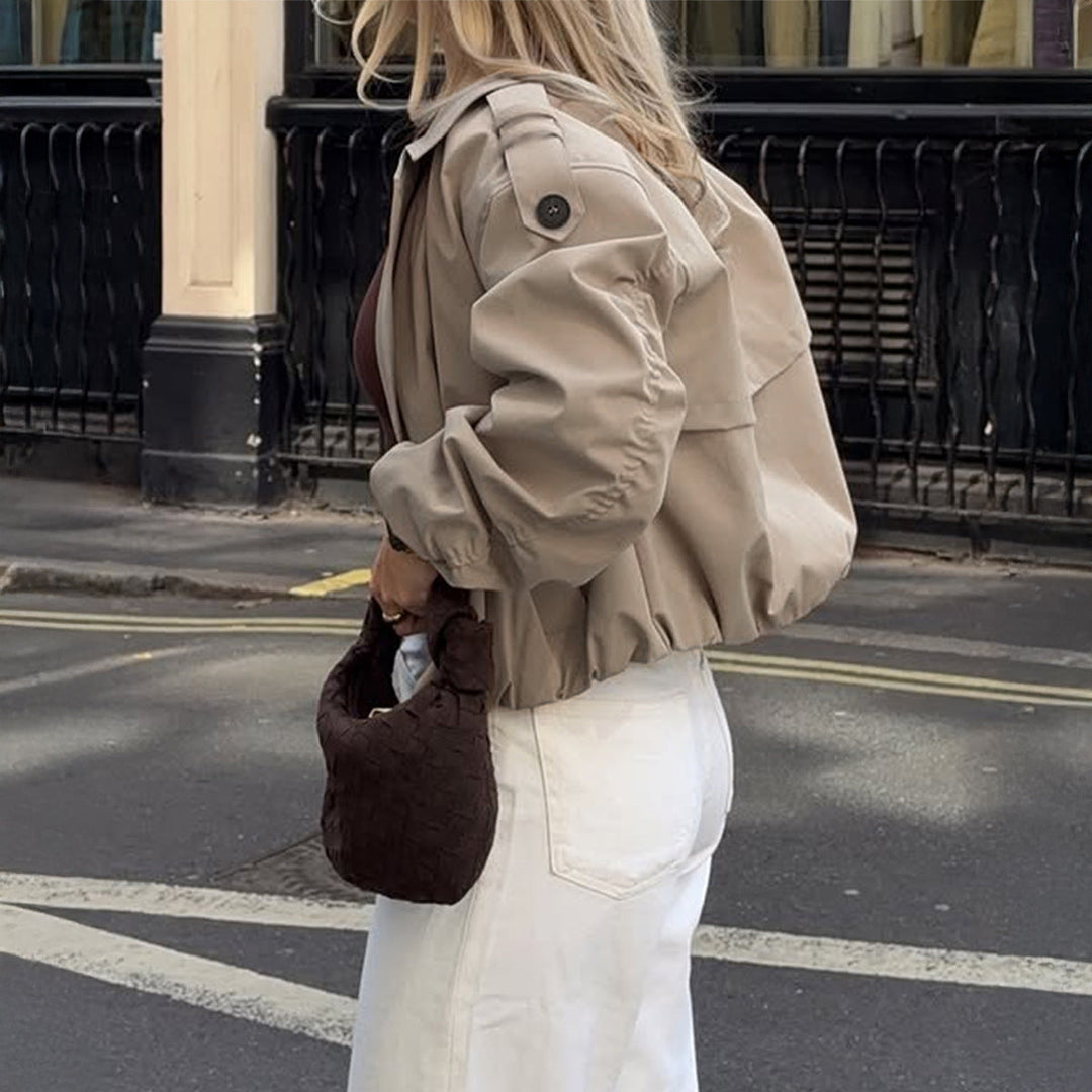 Dam shortened trenchcoat med double-breasted front, bred lapels, och elastiska muddar