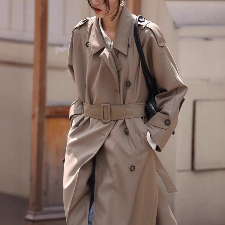 Dam lång oversize trenchcoat in Vegan läderlook med Ties bälte och vid Lapel