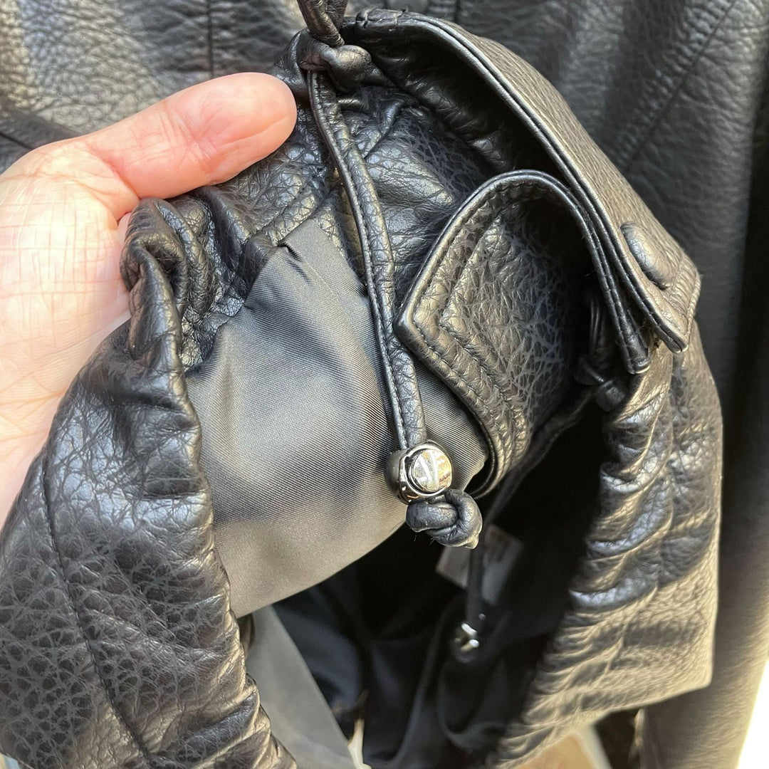 Dam kort läder jacka med textured grain, ståkrage, och dragsko waistband