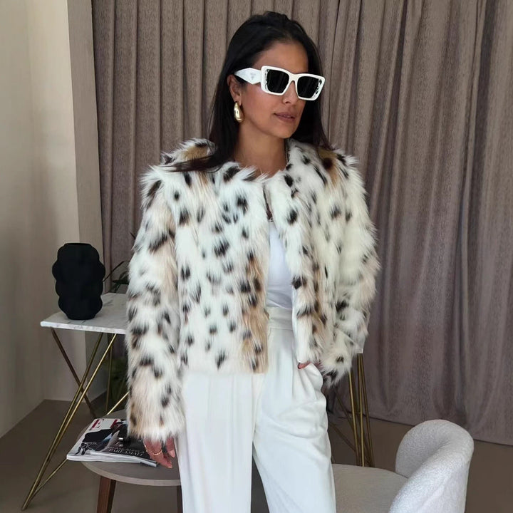 Dam kort fur jacka gjord faux fur med leopard tryck och boxy silhuett