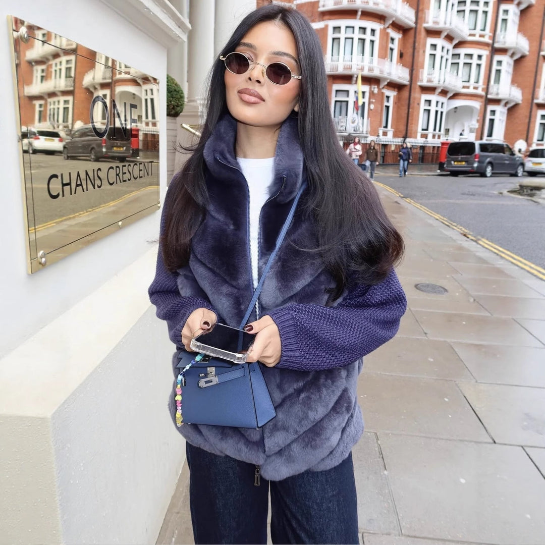Dam 100+ Kort Faux Fur Väst med Randig Fur Look, Integrated Ribbed Stickad Ärmar och Stå Krage
