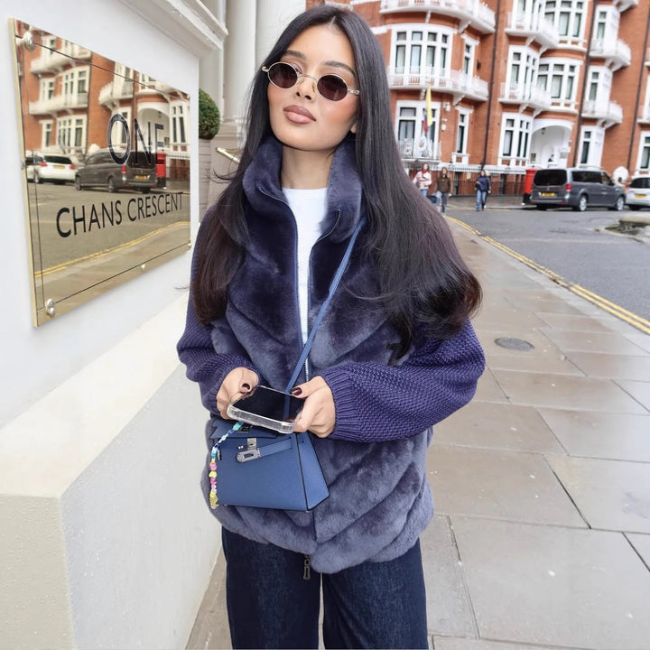 Dam 100+ Kort Faux Fur Väst med Randig Fur Look, Integrated Ribbed Stickad Ärmar och Stå Krage
