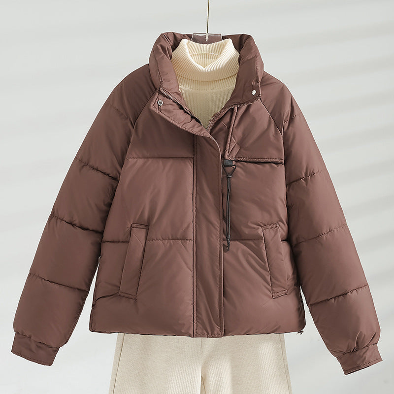 Dam non-kort vadderad boxy jacka med high ståkrage, drawstring chest closure, och slanted flap fickor