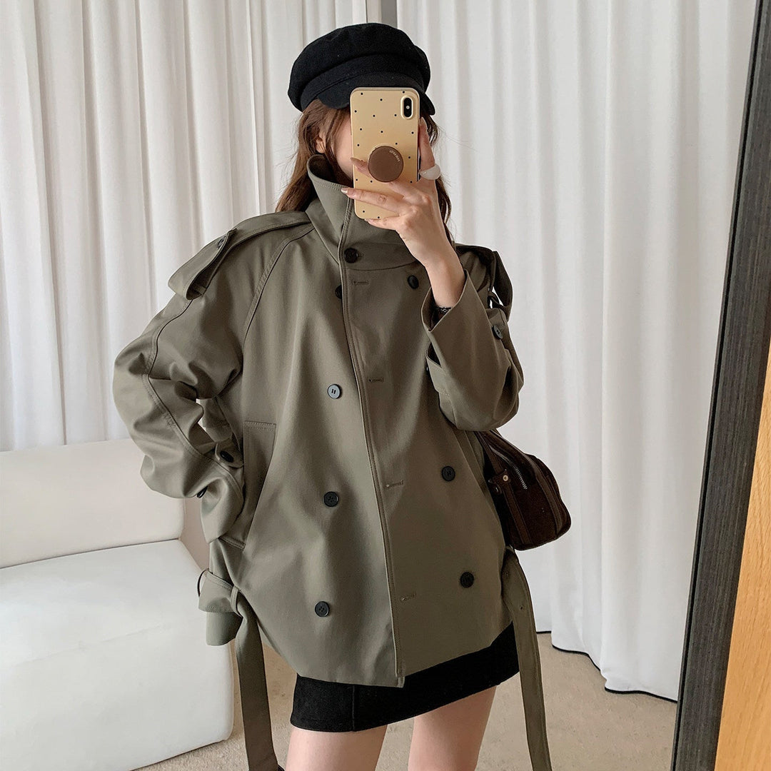 Dam kort double-breasted trenchcoat med ståkrage och shoulder flaps