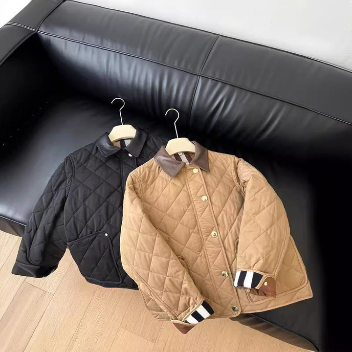 Dam modern kviltad jacka med elegant läder krage