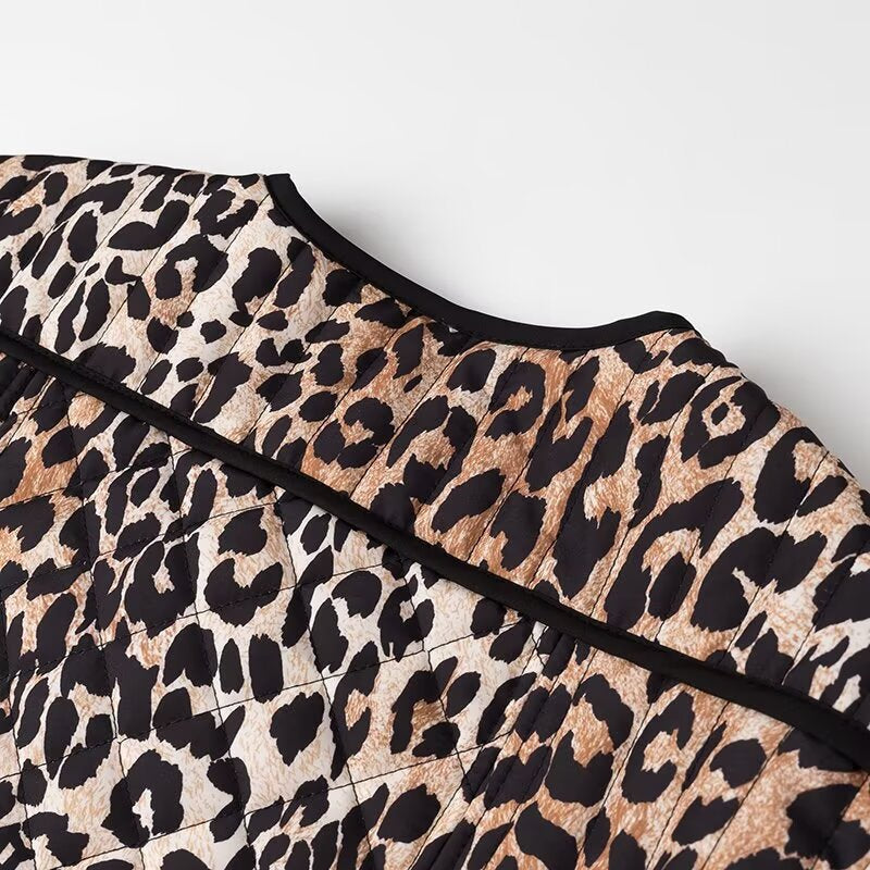 Dam kort jacka med all-over leopard tryck, round neckline och kontrasterande piping