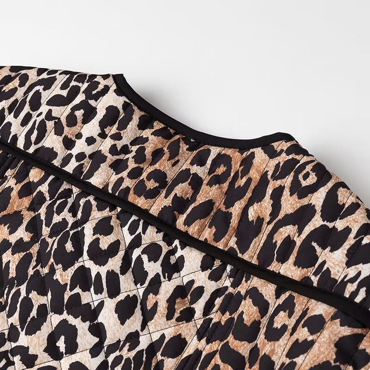 Dam kort jacka med all-over leopard tryck, round neckline och kontrasterande piping