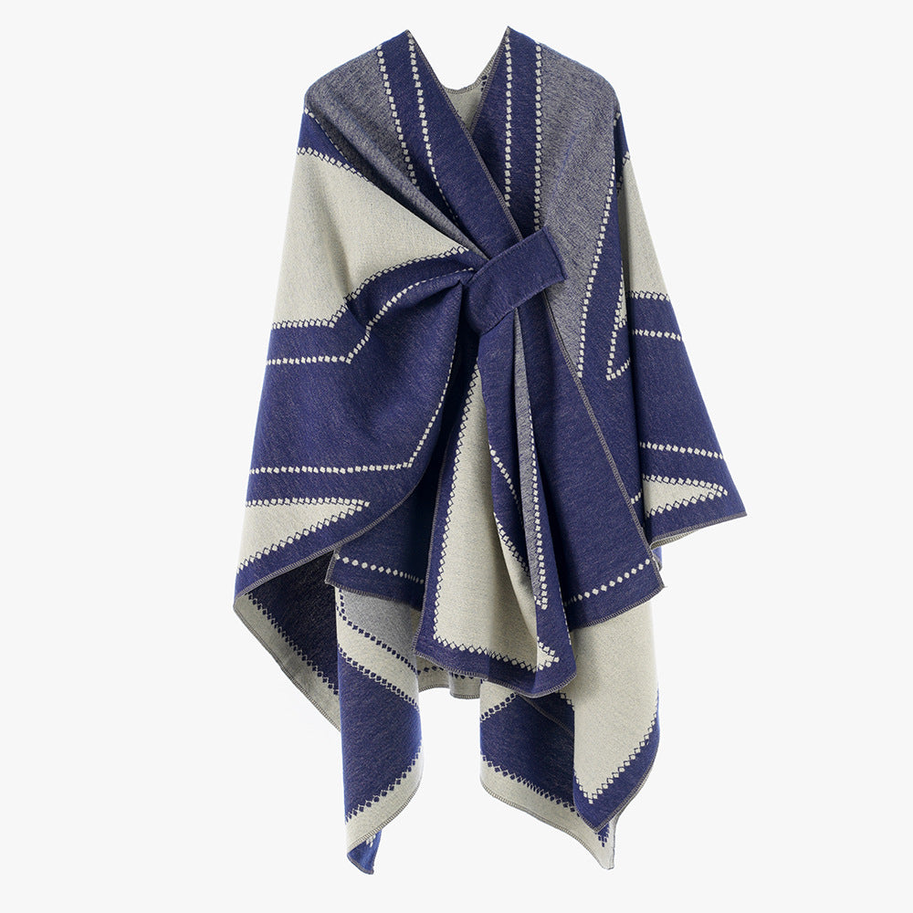 Dam Oversize Cape tillverkad av Jacquard stickad med tie loop
