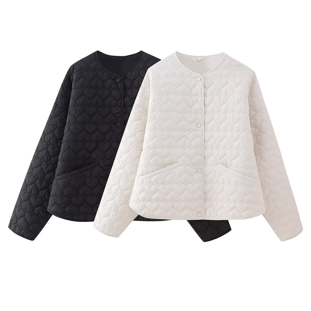 Dam quiltad kort jacka med heart quiltning, round neckline och snap knäppning