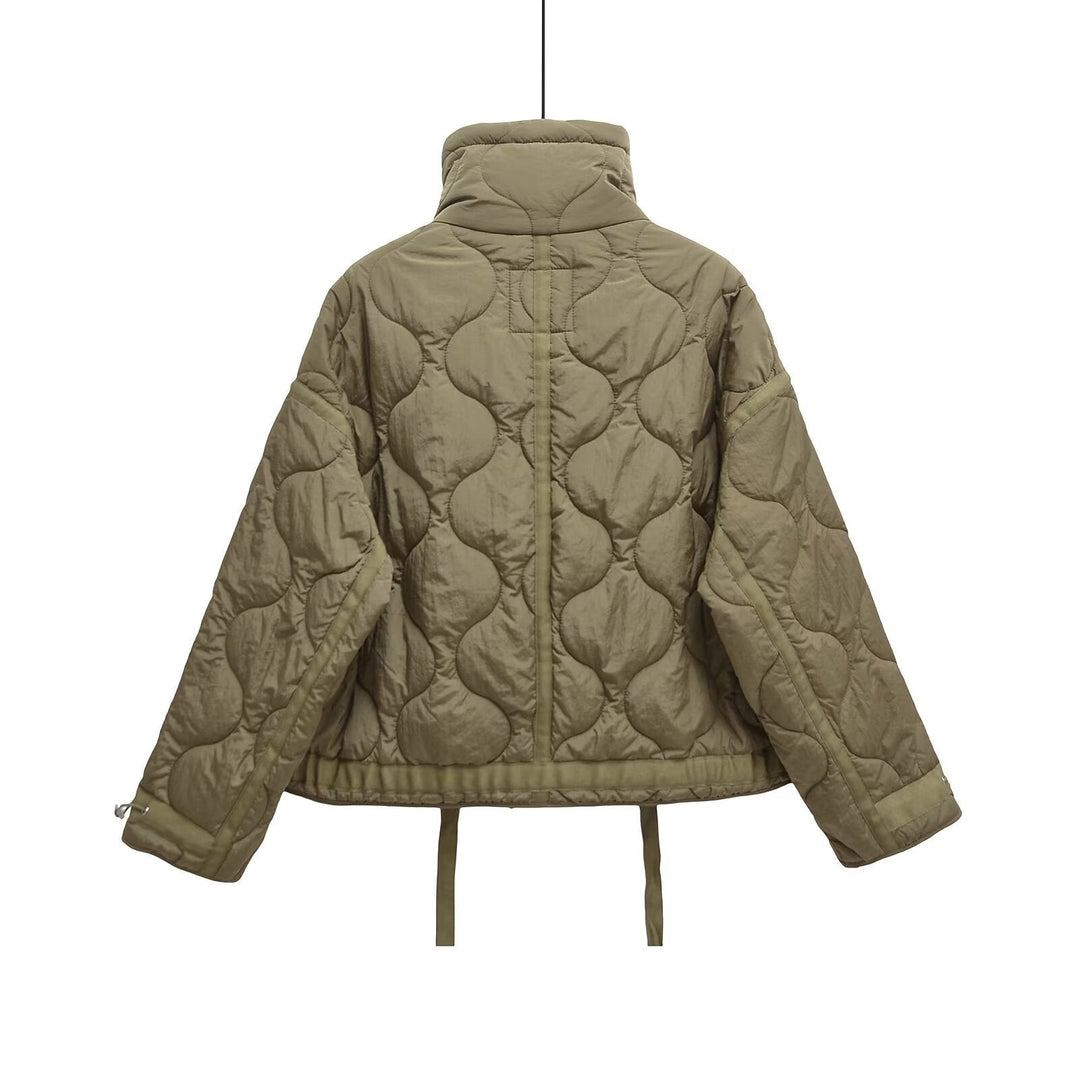 Dam 200+ Quiltad Kort Kort Jacka med Hög Stå Krage, Drawstring och Patch Fickor