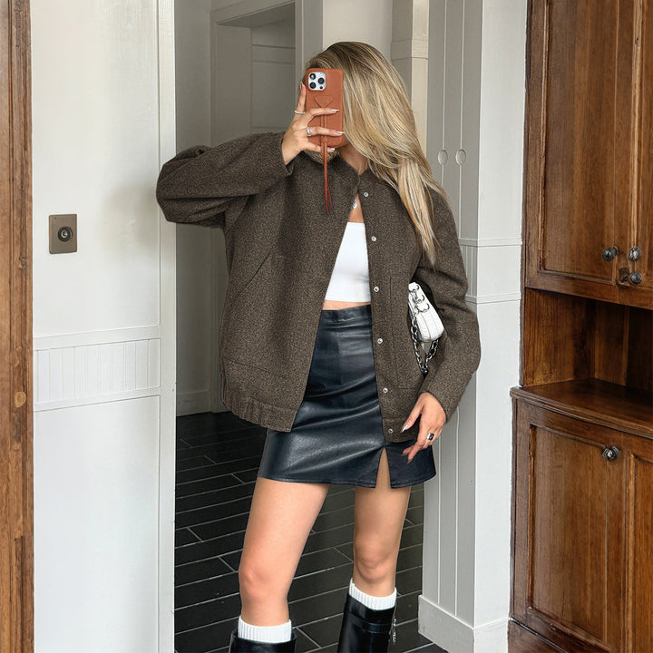 Dam oversized ulljacka med snap knäppning, boxy silhuett, och påsydda fickor