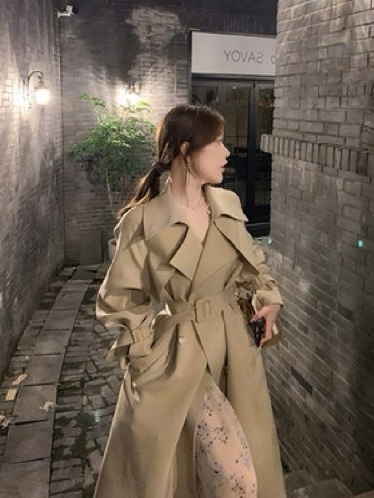 Dam Boxy Midi Length trenchcoat med mjuk Draping och justerbar muddar