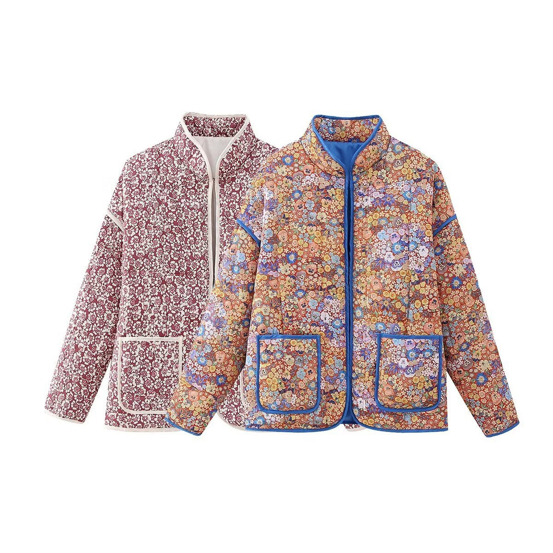 Dam quiltad kort jacka med floral alla-över tryck, light vaddering, ståkrage, och påsydda fickor
