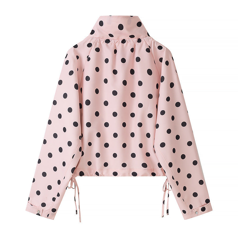 Dam kort jacka in rain parka stil med ståkrage, dragsko och polka dot tryck
