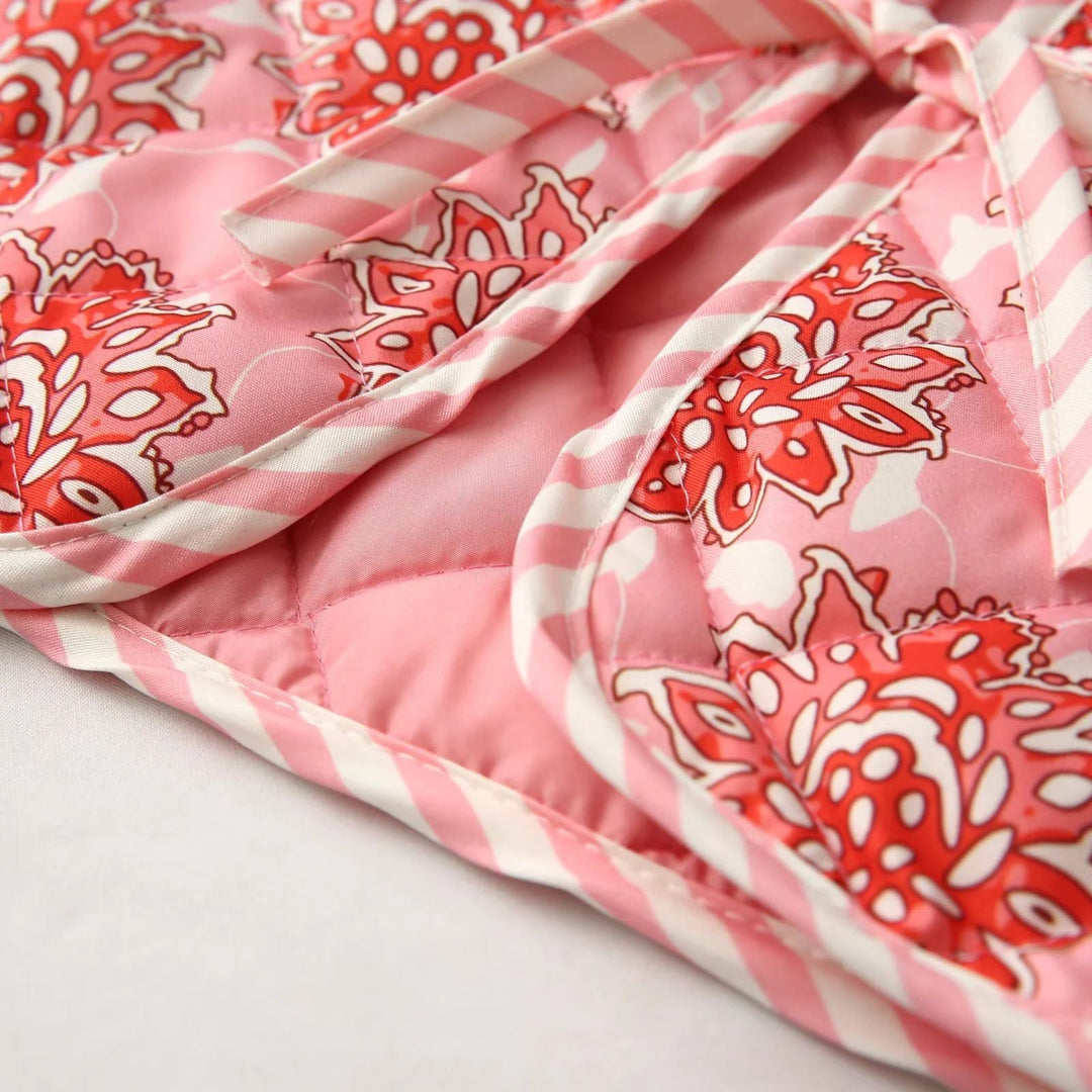 Dam quiltad vests med floral alla-över mönster och ties