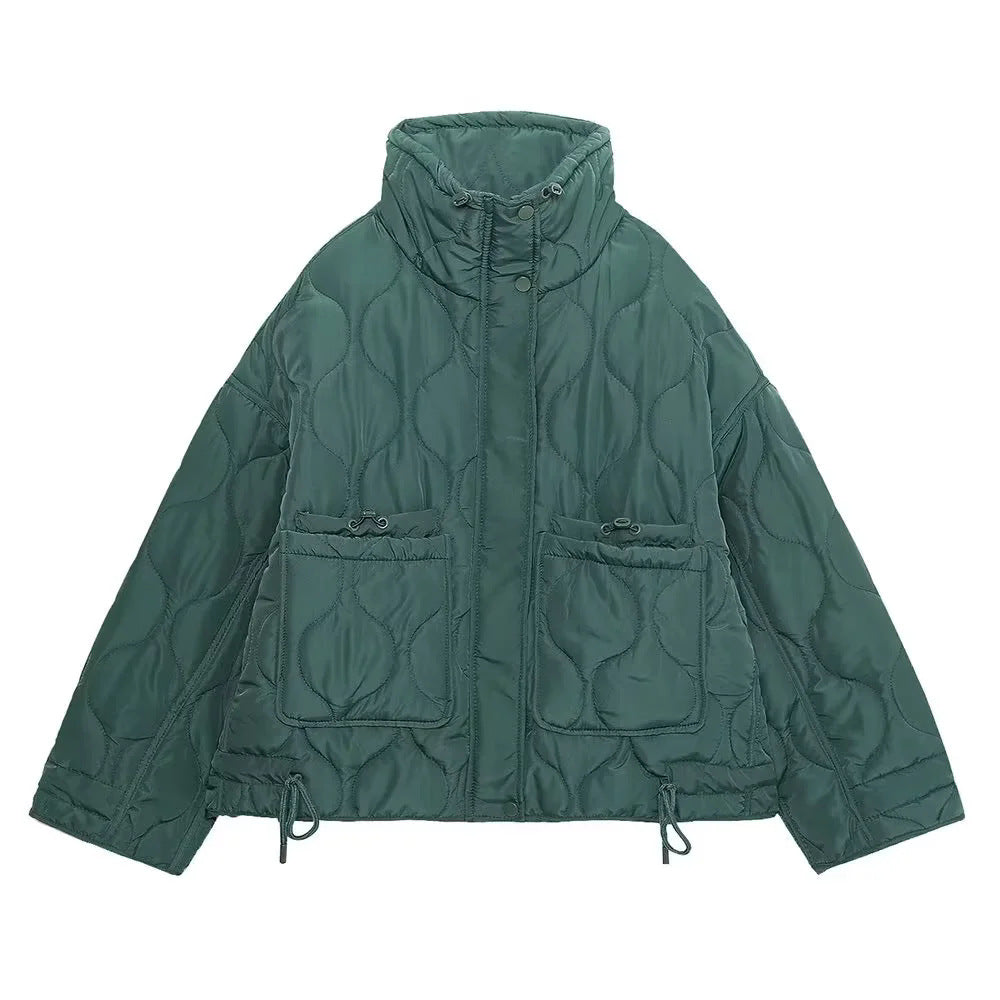 Dam quiltad kort jacka med high ståkrage, drawstring fåll och stor påsydda fickor