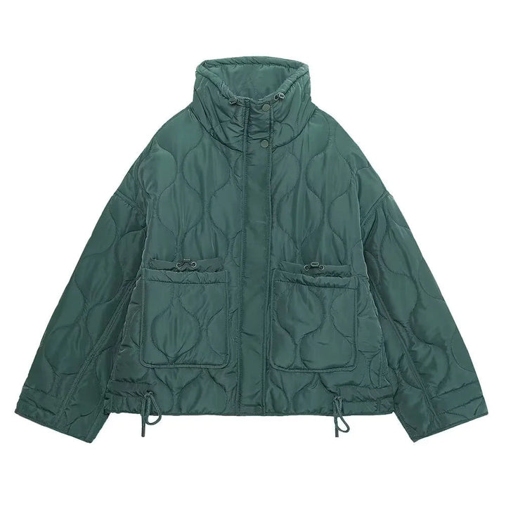 Dam quiltad kort jacka med high ståkrage, drawstring fåll och stor påsydda fickor
