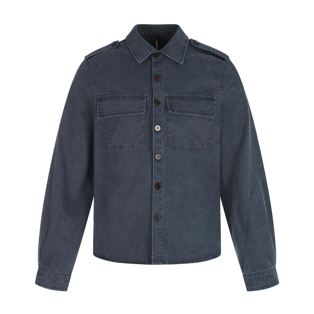 Herr skjortjacka tillverkad av washed denim med fickor med lock och epaulettes