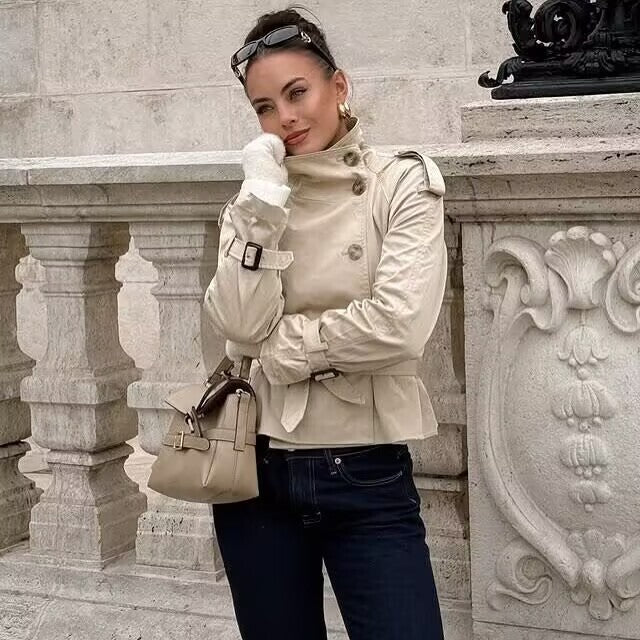 Dam kort trenchcoat med asymmetric stand krage, midjebälte och buckle cuffs