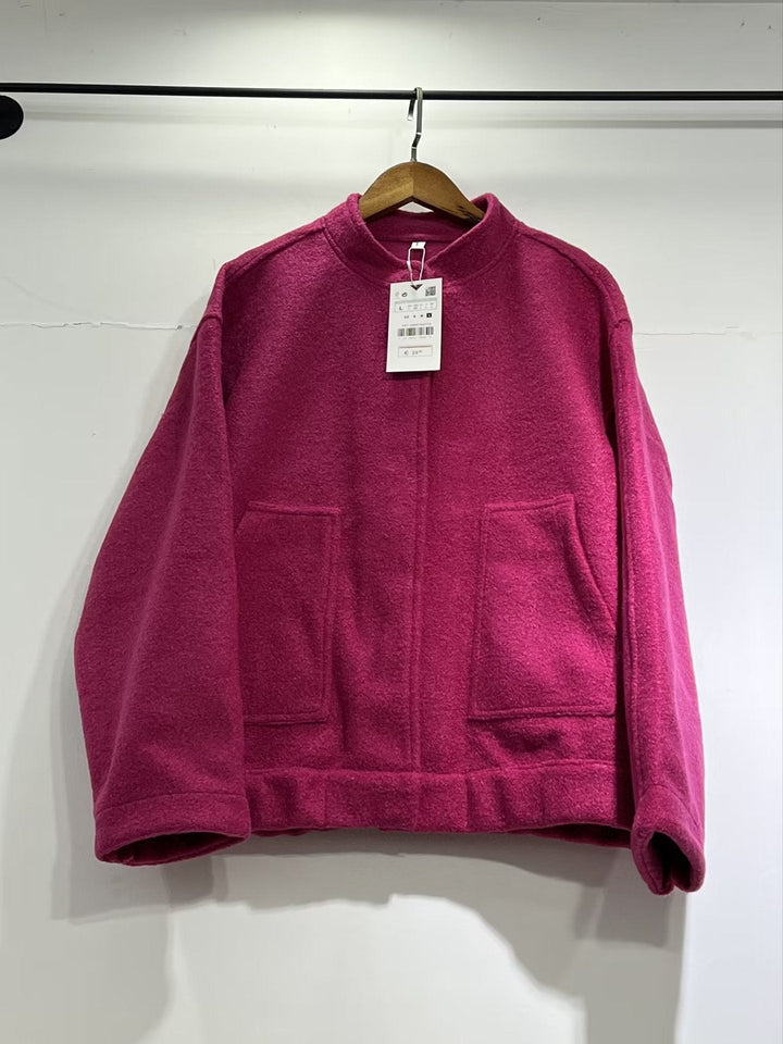 Dam kort boxy jacka i ullblandning med kort ståkrage, concealed front placket och påsydda fickor
