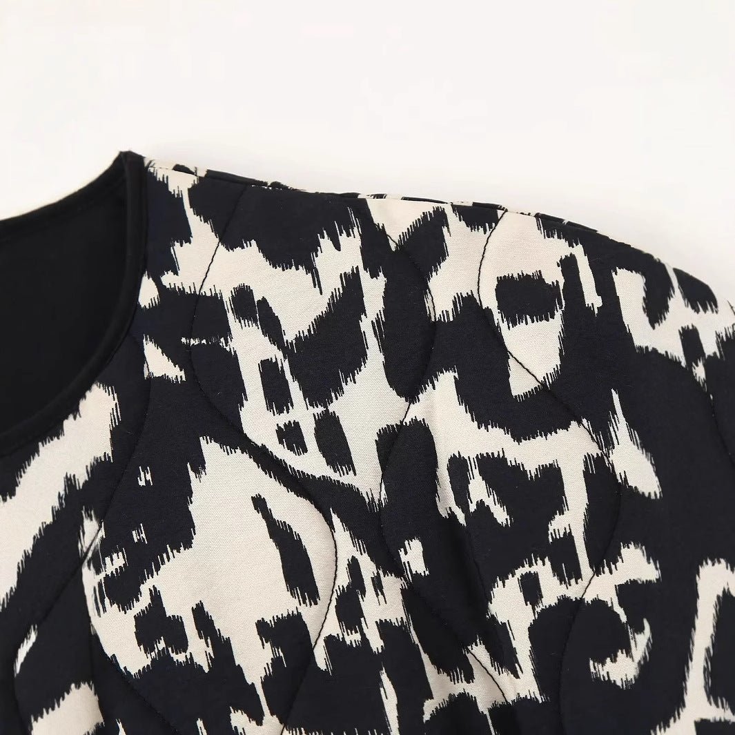 Dam vadderad kort jacka med modern djurprint, round neckline och påsydda fickor