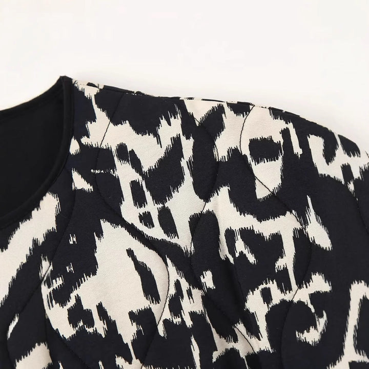 Dam vadderad kort jacka med modern djurprint, round neckline och påsydda fickor