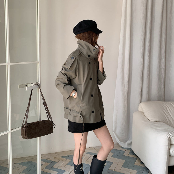 Dam kort double-breasted trenchcoat med ståkrage och shoulder flaps