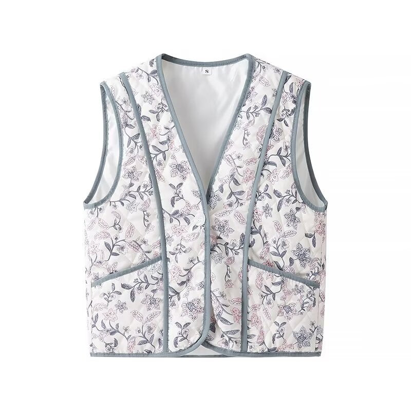 Dam light quiltad V-neck väst med floral alla-över tryck, kontrasterande piping och praktisk framfickor
