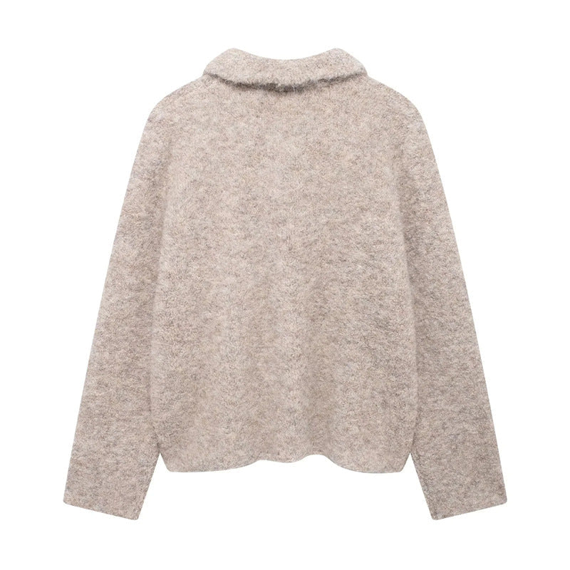 Dam kort bouclé teddy jacka med decorative flower knappar, skjortkrage, och boxy passform