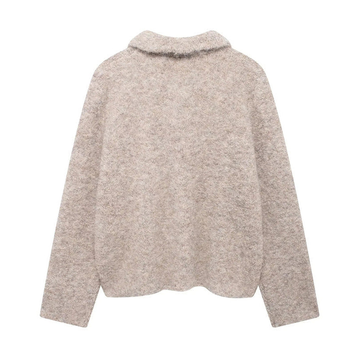 Dam kort bouclé teddy jacka med decorative flower knappar, skjortkrage, och boxy passform