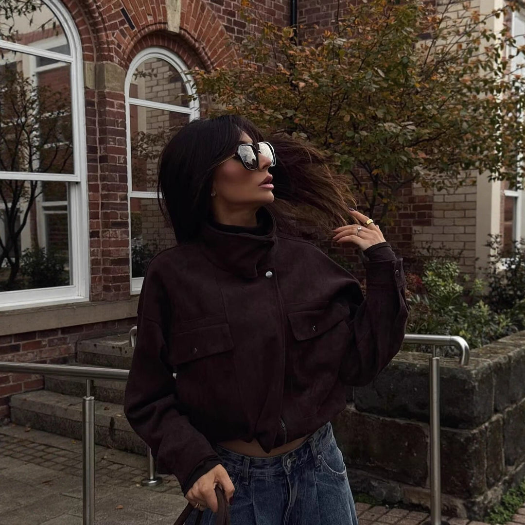 Dam Kort Boxig Jacka i Suede Look med Hög Funnel Neck