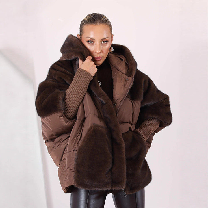 Dam kort kviltad med huva jacka med voluminous faux fur trim och oversize silhuett