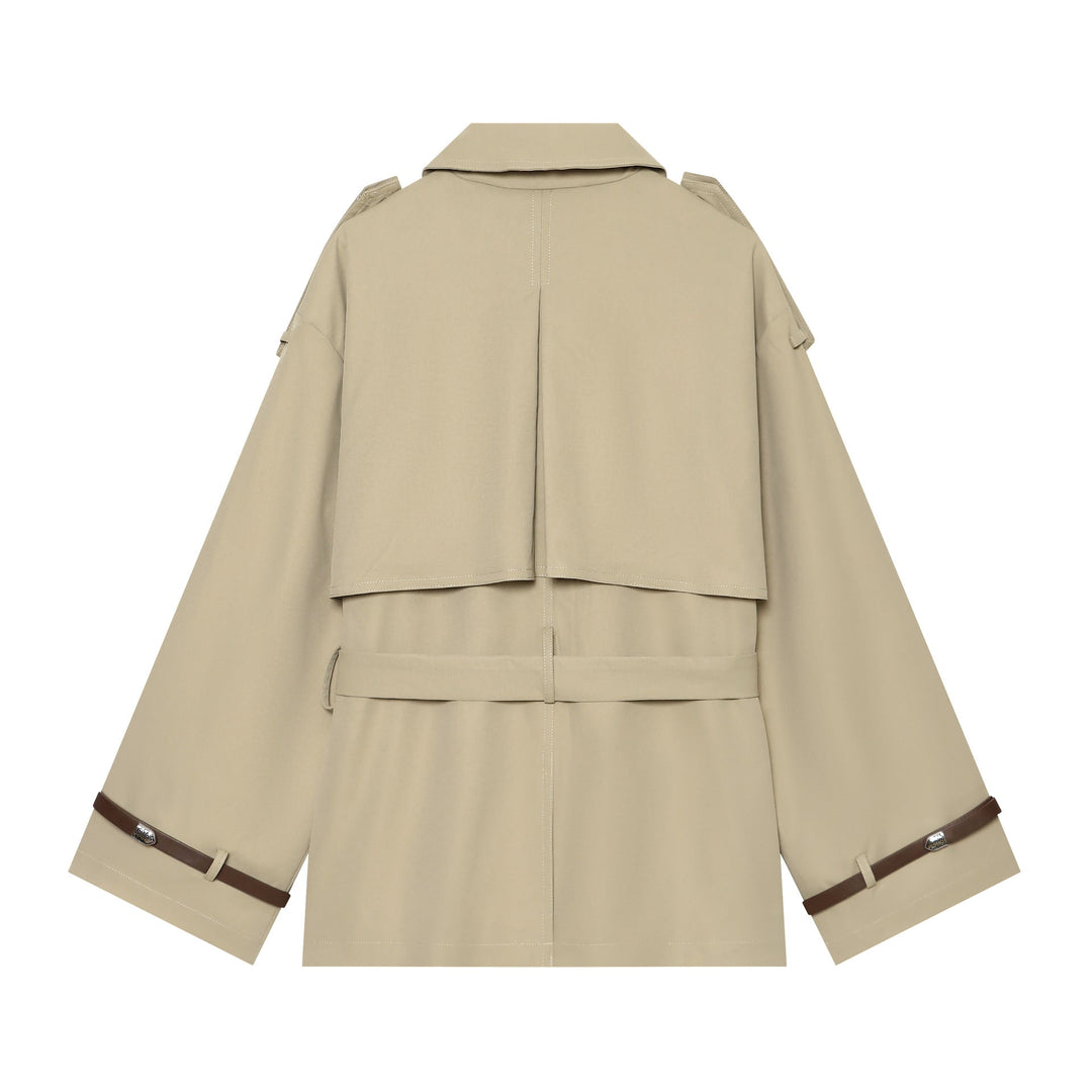 Dam Kort Cape Trenchcoat med Double-Breasted Knapp Knäppning, Shoulder Epaulettes, och Waist Belt