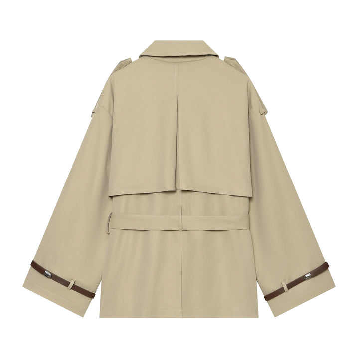 Dam Kort Cape Trenchcoat med Double-Breasted Knapp Knäppning, Shoulder Epaulettes, och Waist Belt